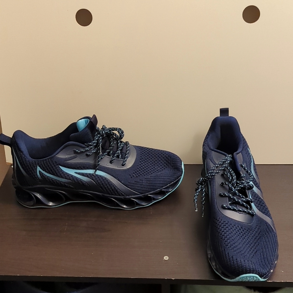 Men's sneakers size 10.5 (new/never worn)